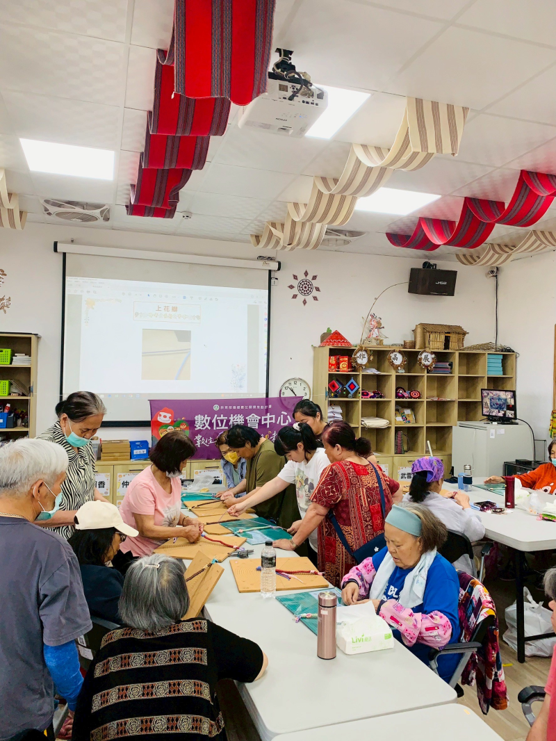 🧵除了手作編織外，這堂課也加入了數位元素 有長輩笑著說：「我第一次用線編花，原來我也可以做得這麼美