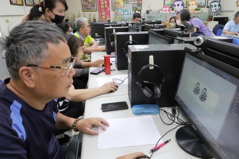 學員認真設計圖片