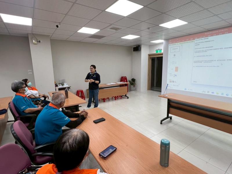 輕鬆玩數位C班-封面照