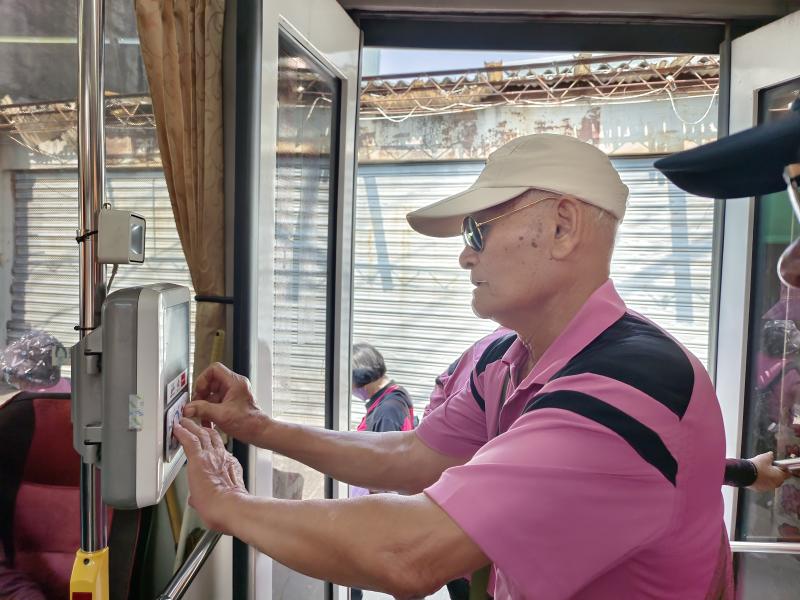 使用敬老卡搭乘公車記得上下車都要刷卡哦