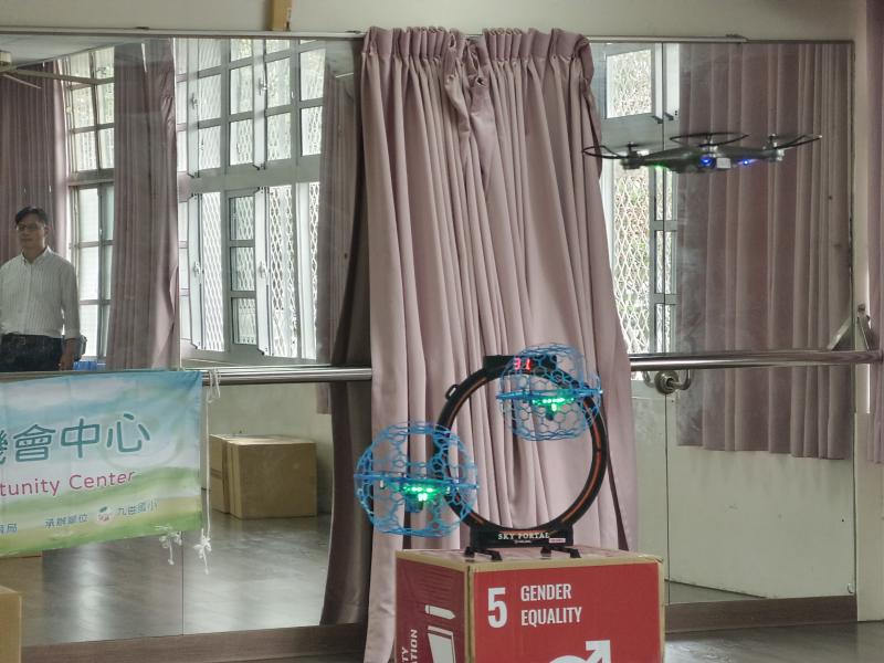 足球無人機搭配LED球門做穿洞的練習, 穿過球門可得分