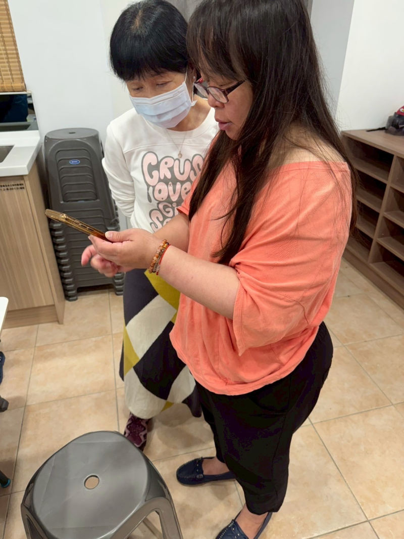 協助安裝Canva並綁定教育版。