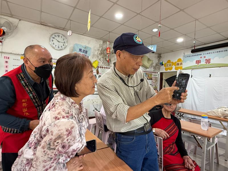 老師個別指導手機功能操作