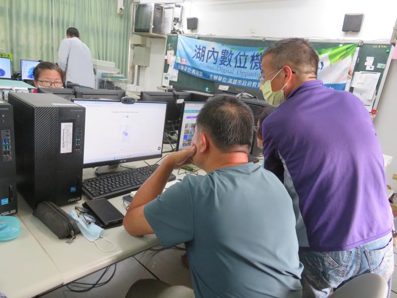 學員互相討論、學習