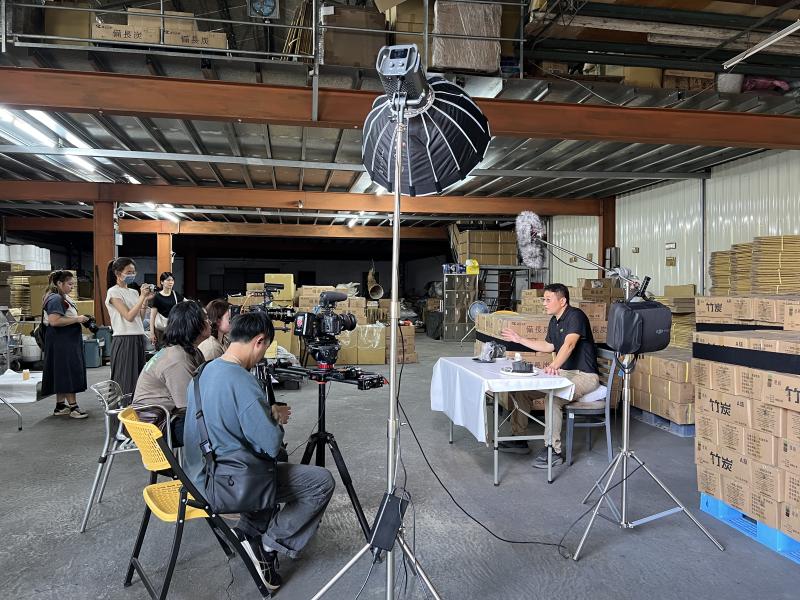 實地拍攝階段，由講師帶領學員前往木炭產業現場，進行訪談拍攝練習，學習如何以影像設備穩定錄製對話內容與人物特寫。
