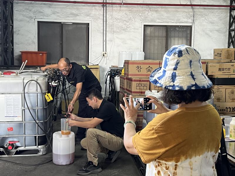 學員實際操作「手作取鏡」，拍攝木炭製作過程中的細節與動作，培養觀察力與畫面構圖能力。