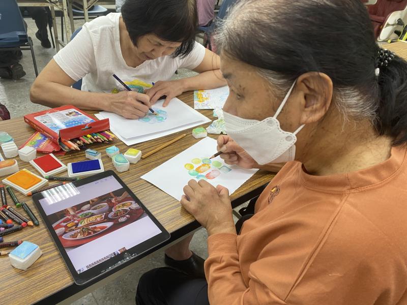 雖然這位學員有聽力障礙，但透過同學和資訊設備的輔助下，依舊能快樂參與課程。