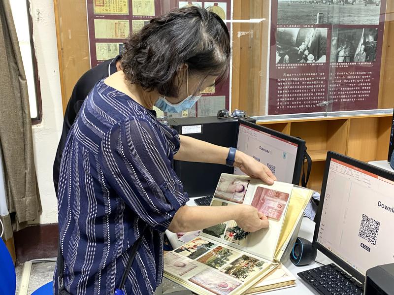 學員整理舊相簿中的照片，抽出喜歡的照片，準備進行照片掃描及修復操作。