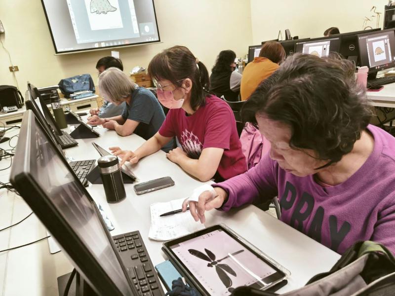 上課全景，大家認真以sketch book來創作