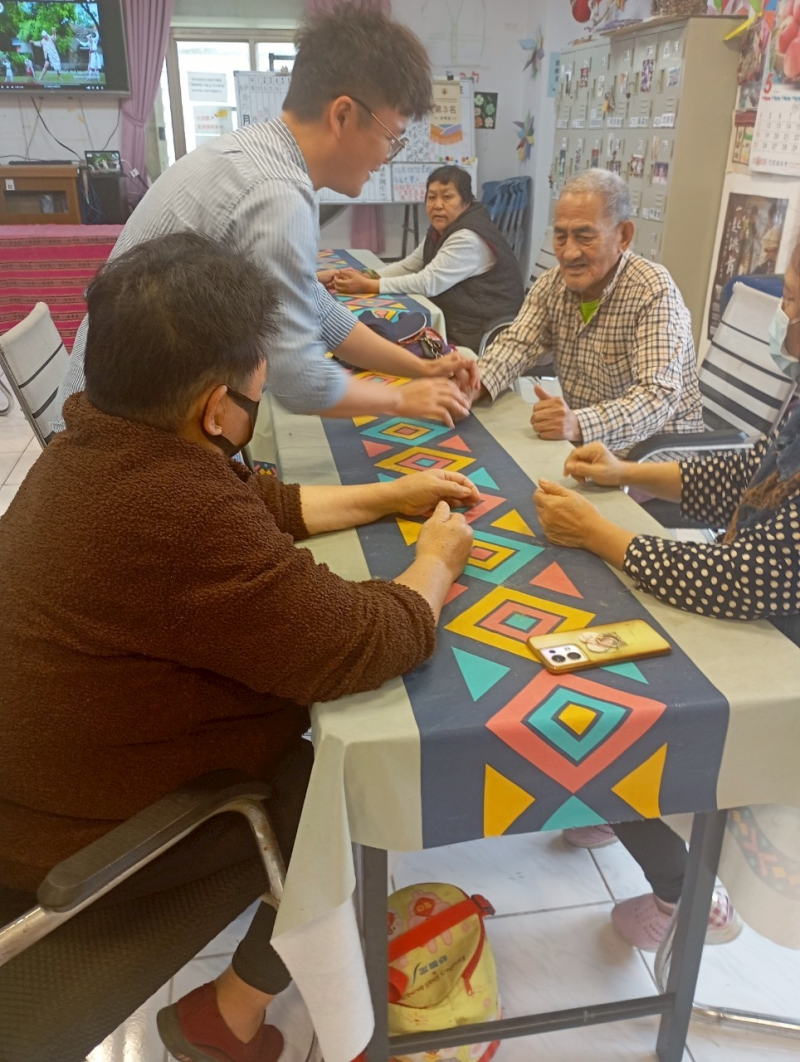 學員認真詢問老師問題