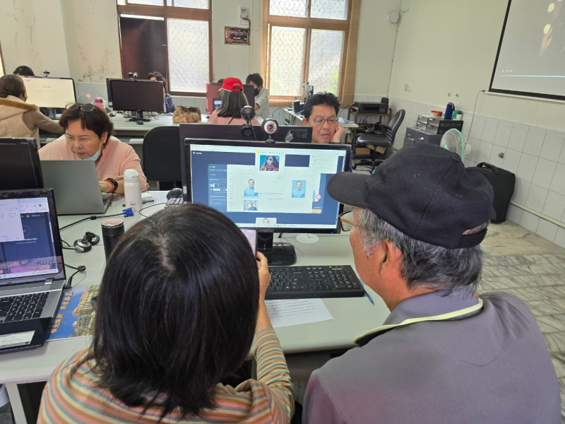 講師逐一排解學員發問的Vidnoz AI平台所遇到的問題,