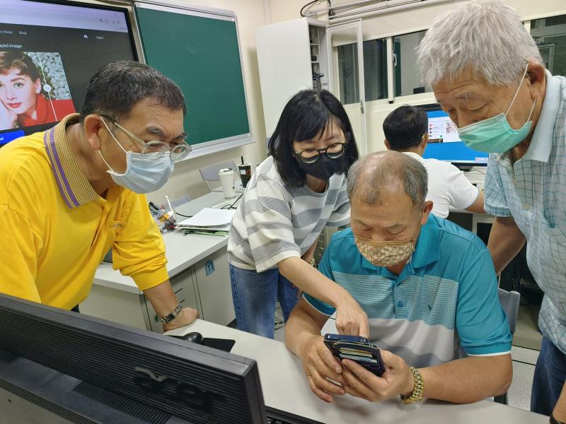 綺瑩老師指導學員實際操作，過程中耐心講解，協助學員順利完成練習。