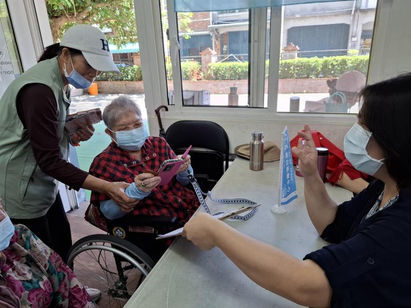 講師與照服員協助長者使用Line QRcode掃描功能