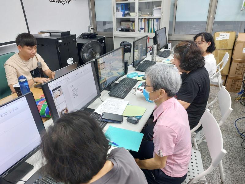 來唷!專屬自己的農特產三折頁要產出囉!