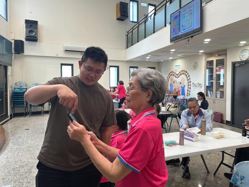 老師深入淺出介紹行動支付的原理，像是LINE Pay、台灣行動支付等常見平台