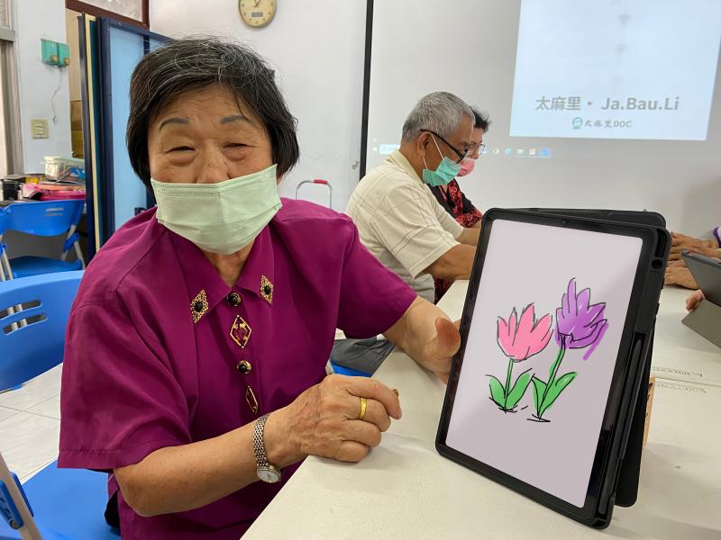 學員透過平板繪製平面作品，才能進行立體圖像概念的設計。