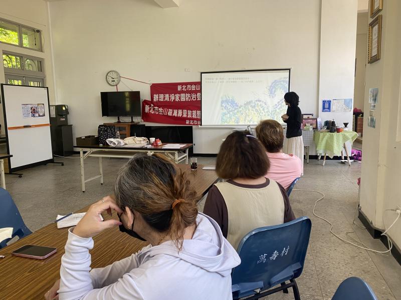 老師和學員們討論，並進行繪本數位排版。