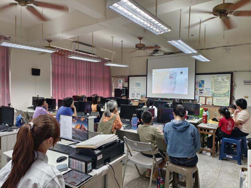 講師示範使用照片繪圖技巧