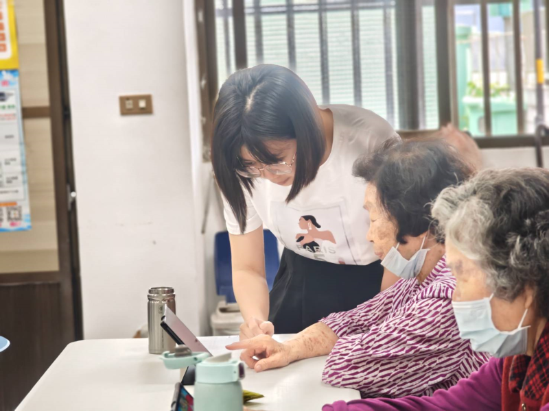 最後，講師介紹KTV音樂App，協助學員在平板上搜尋喜愛歌曲、點播與跟唱，讓音樂不只是課堂練習，更成為生活的一部分。學員們在歡笑與歌聲中，體會到數位科技可以為生活增添色彩與陪伴感，也願意將這樣的應用延伸至家庭與社區。