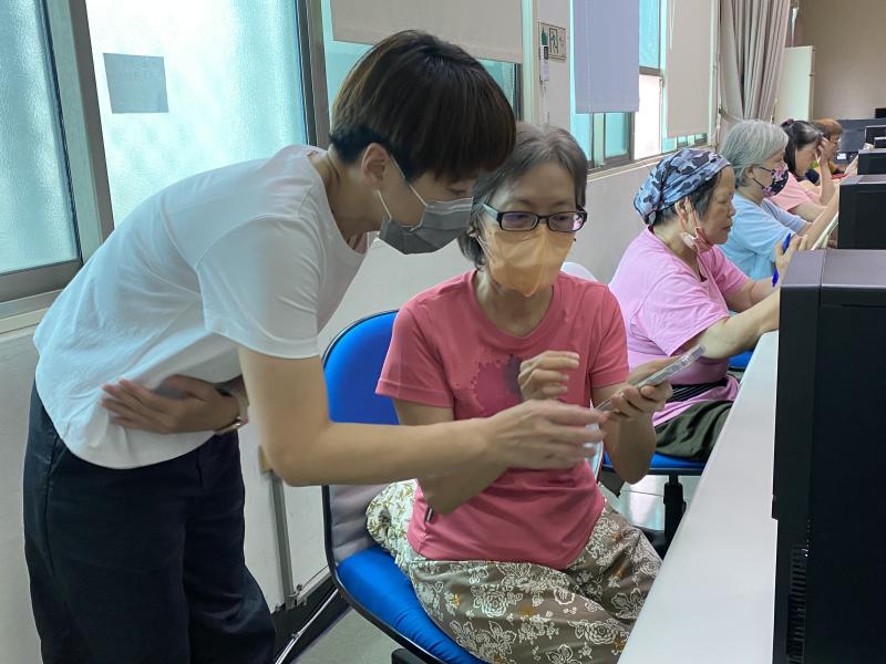 影片剪輯是一大挑戰，講師逐步指導助完成作品