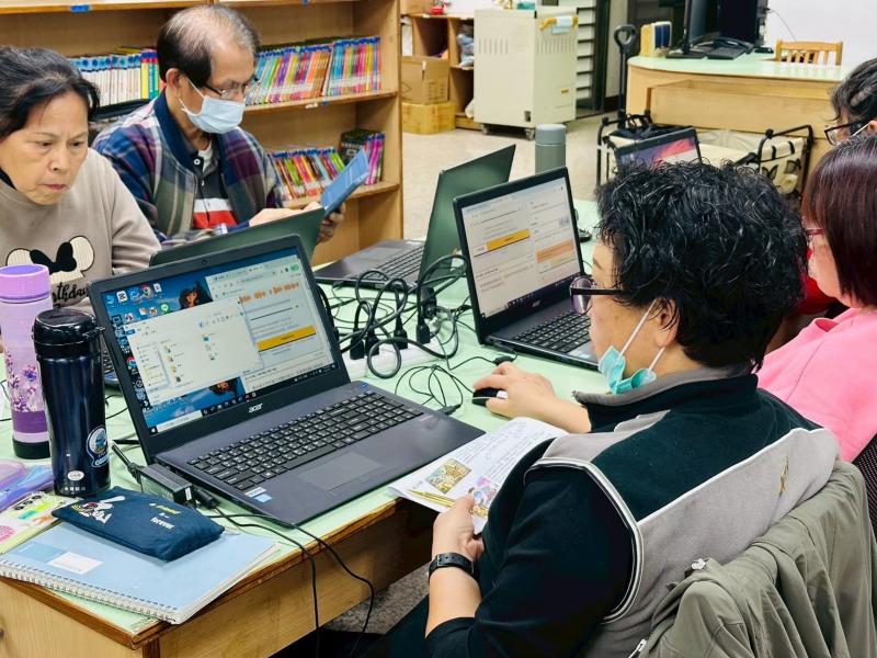 每個學員都很認真的學習如何操作電腦的頁面