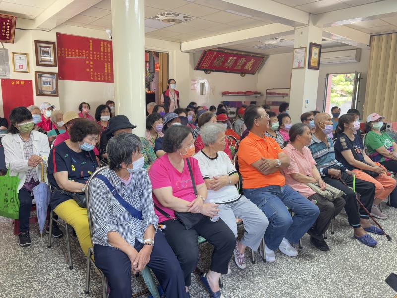 長者非常認真上課聽如何上網動健康