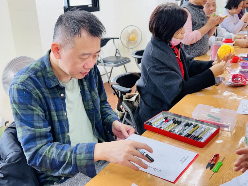 年輕的學員也來上課設計屬於自己心意的紅包袋送給爸爸媽媽