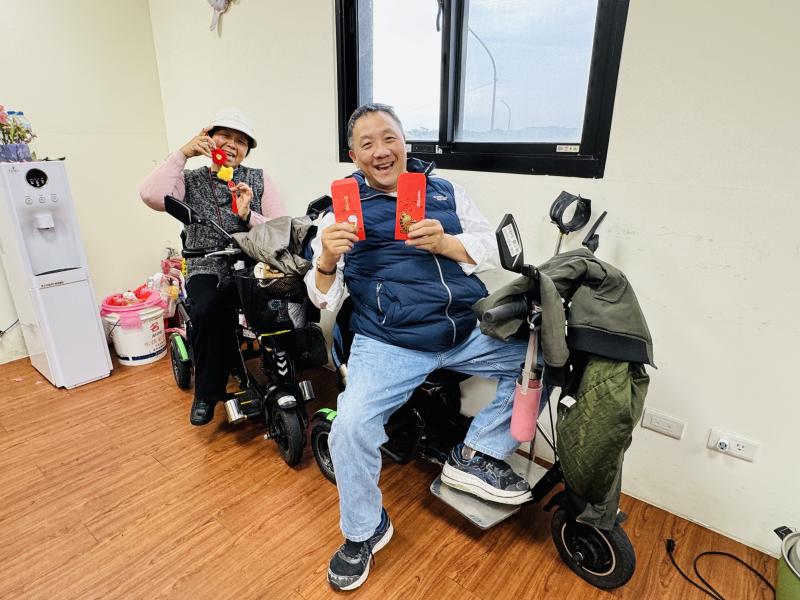 這次課程有兩位學員為身障人士開心的來到（金山）上紅包課