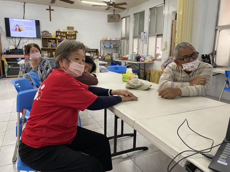 銀髮學員族群多元，認真聽主持人和來賓說日常生活內容，個個表情都不同，真是有趣。