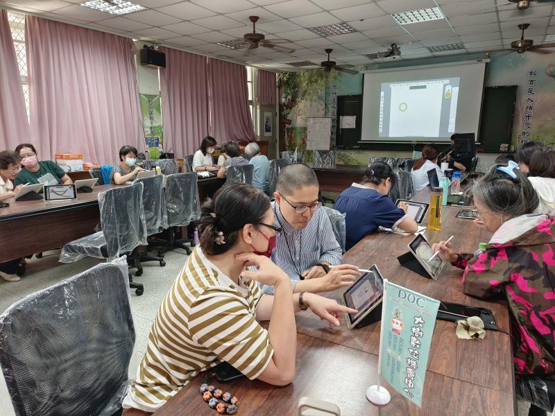 用粉彩筆練習筆刷圖案試著徒手畫一顆籃球