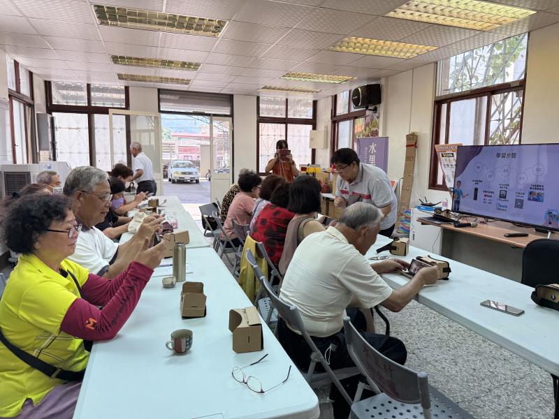 課堂中學員P們手持手機專注地下載AR2VR APP操作畫面.