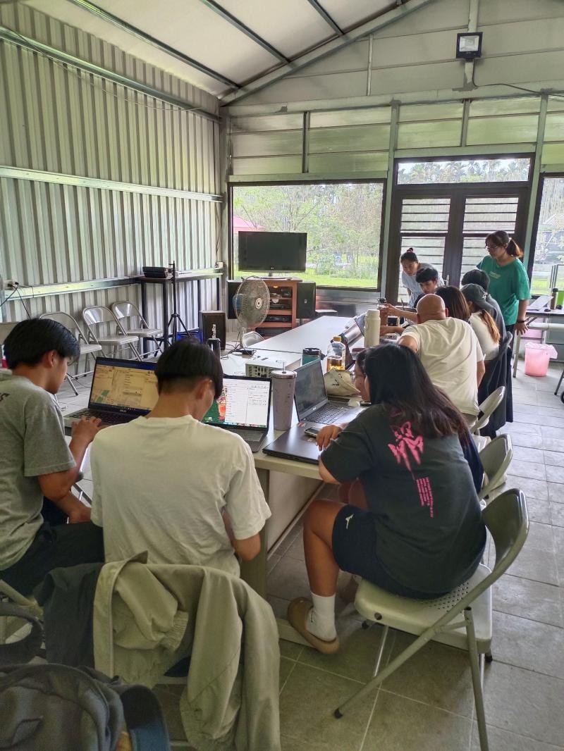 講師在課堂上，帶學生實際操作『國土測繪圖資服務雲』系統， 讓學生透過查詢自己家的位置，學會如何應用地籍圖、堡圖、主題圖資， 了解圖資系統在土地利用、災害潛勢、國土規劃上的實際應用