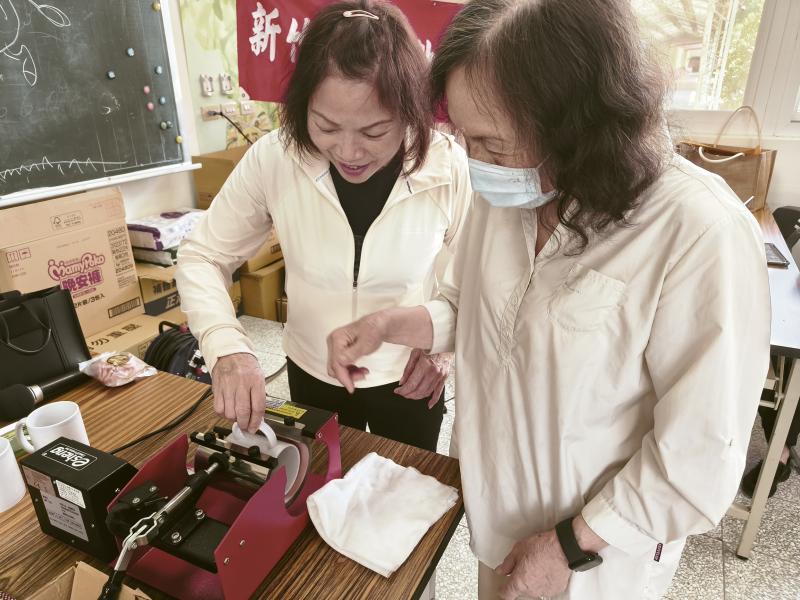 學員協助轉印機操作