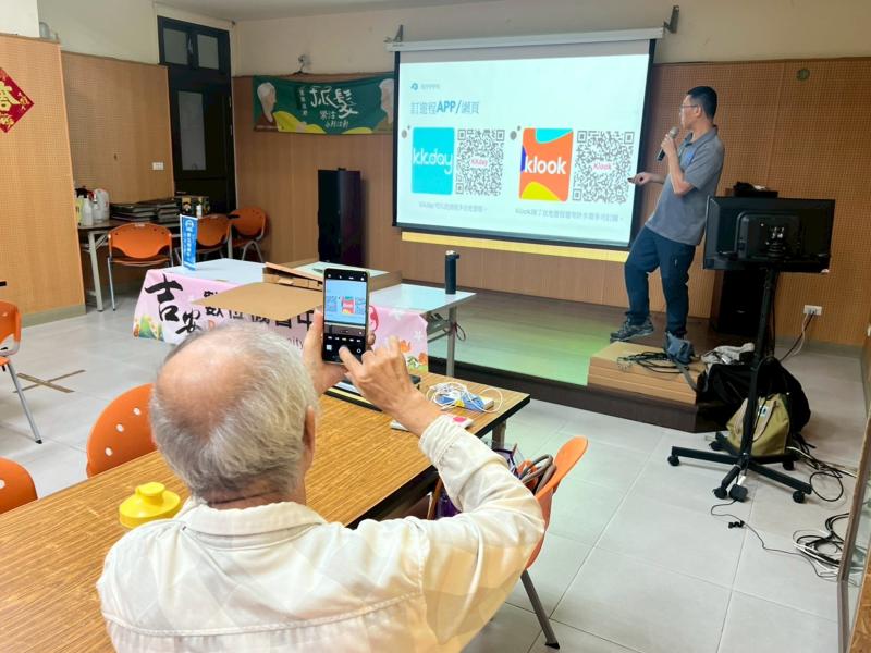 老師分享教學實用的旅遊APP操作，學員大哥很認真喔!