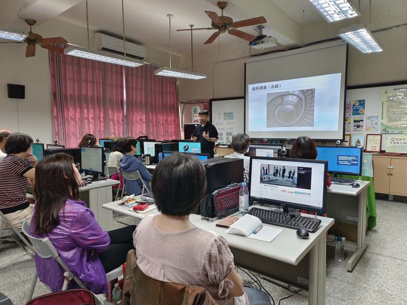 講師說明線條構圖