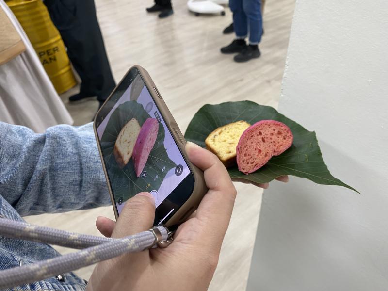 運用九宮格構圖法，將蛋糕放置在畫面左下方，空間留白讓畫面更為平衡且美觀，提升視覺舒適度。