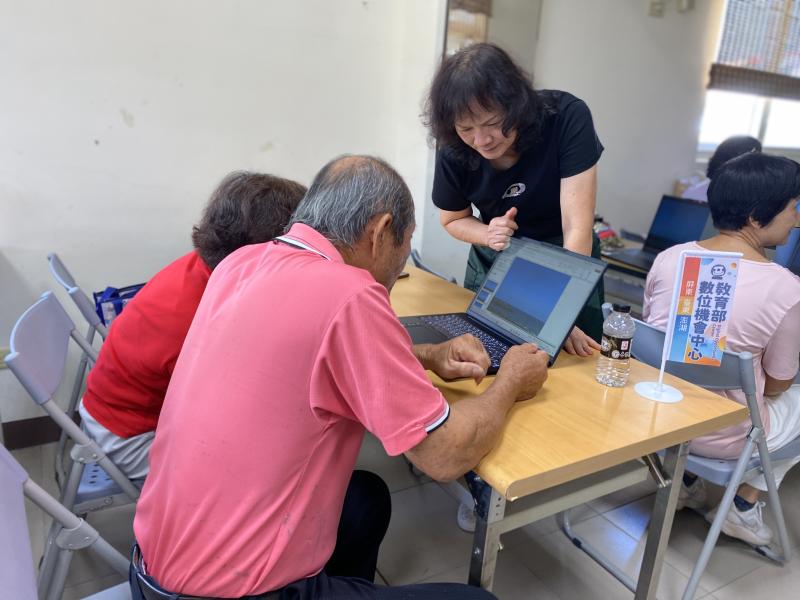 製作旅遊類型數位典藏，學員及時提供說明，大家都能理解何謂排版重要的分割線。