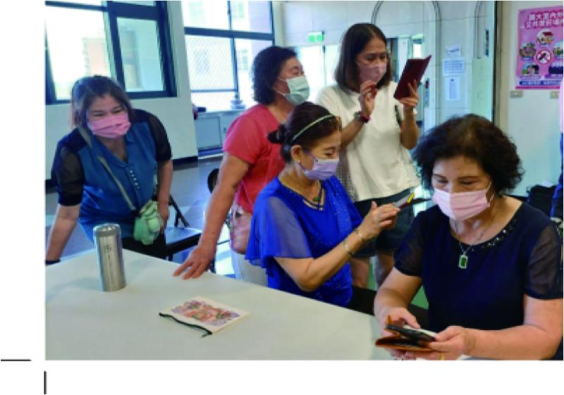 數位生態系訓鍊資訊諮詢志工上課學員手機APP使用問題指導與協助場景1