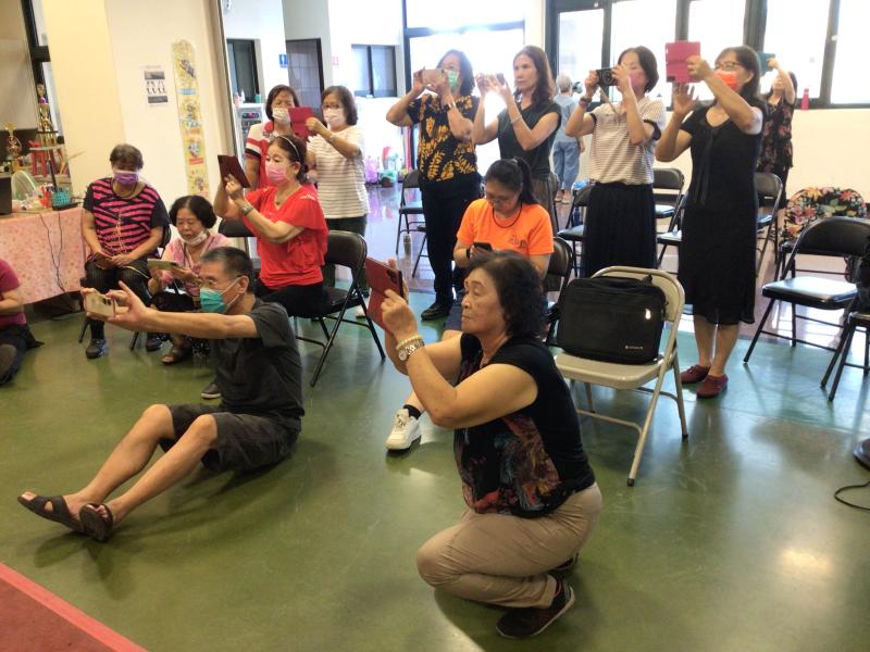 學員自己手機專心練習影片拍攝練習狀況