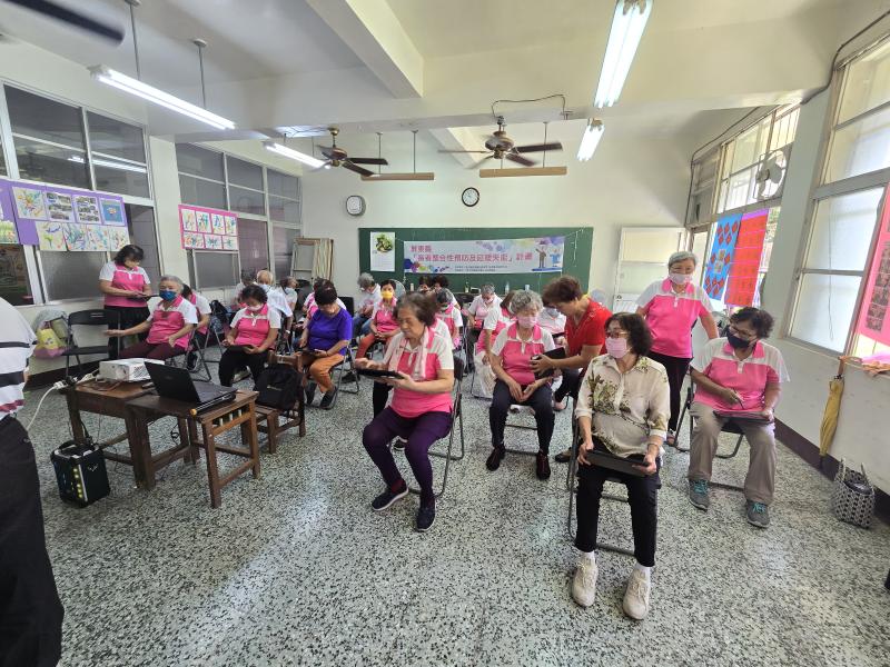 同學之間開始會彼此分享自己的作品，彼此不足的地方還會互相指導，大家都樂在學習中