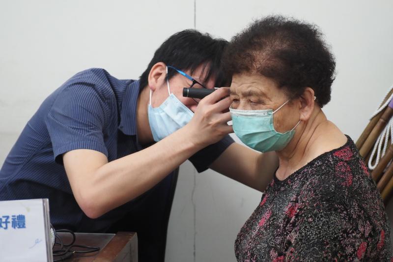 聽力師協助學員聽力檢查