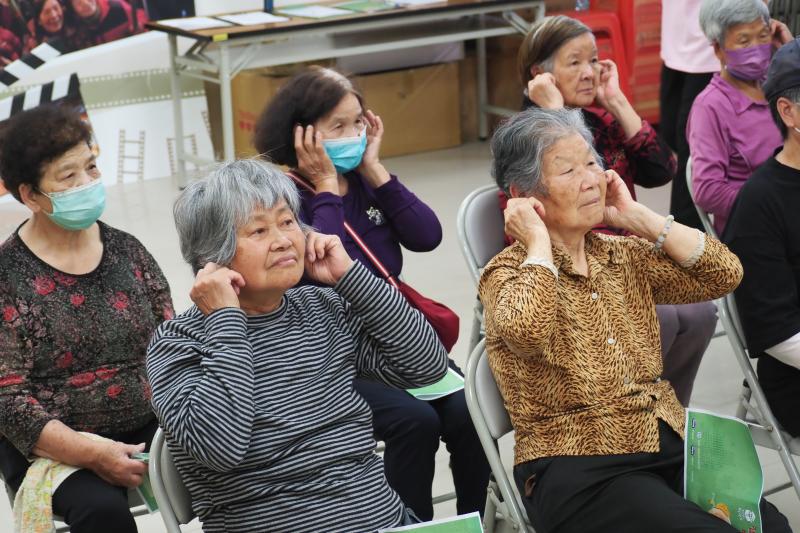 一群女性長者一起進行護耳操