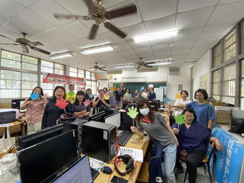 學員們和講師一起大合照