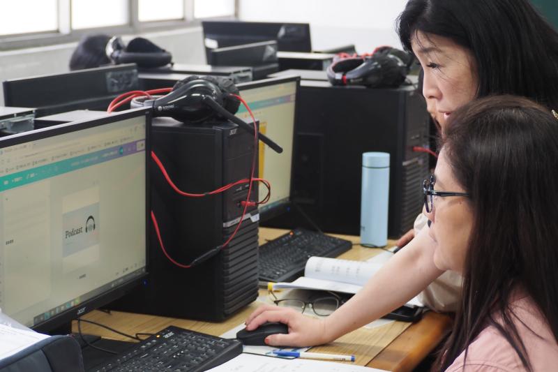 學員在老師的指導下操作軟體