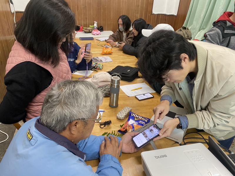 講師使用手機教導台下學員操作的方式