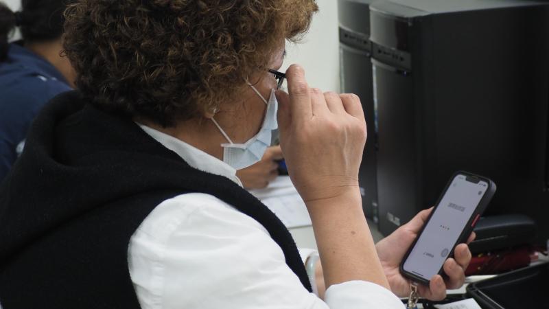 學員使用手機操作AI