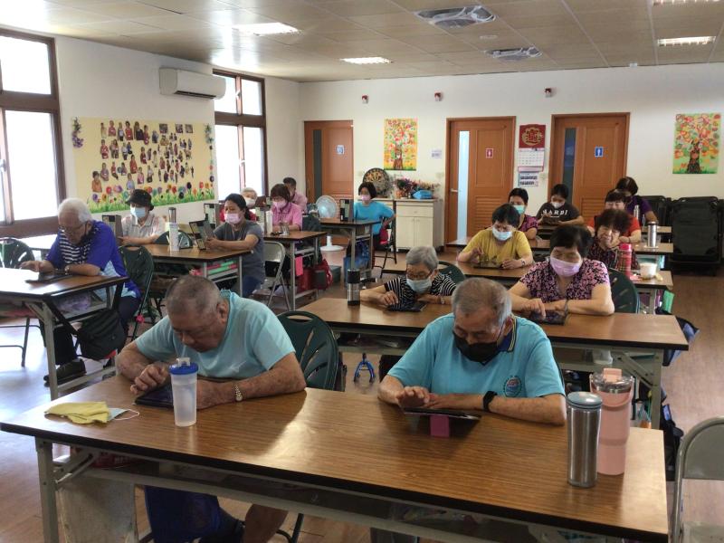 長者認真學習上課學習畫面