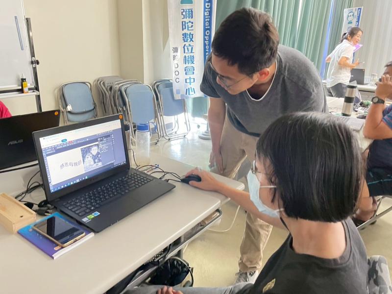 講師親切的指導學員操作軟體