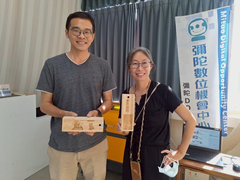 講師引導學員自行創作作品，讓想像的畫面已雷雕呈現