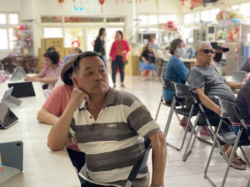 長輩憂愁、不開心的表情，是因為撥放的詐騙新聞片段，感同身受。